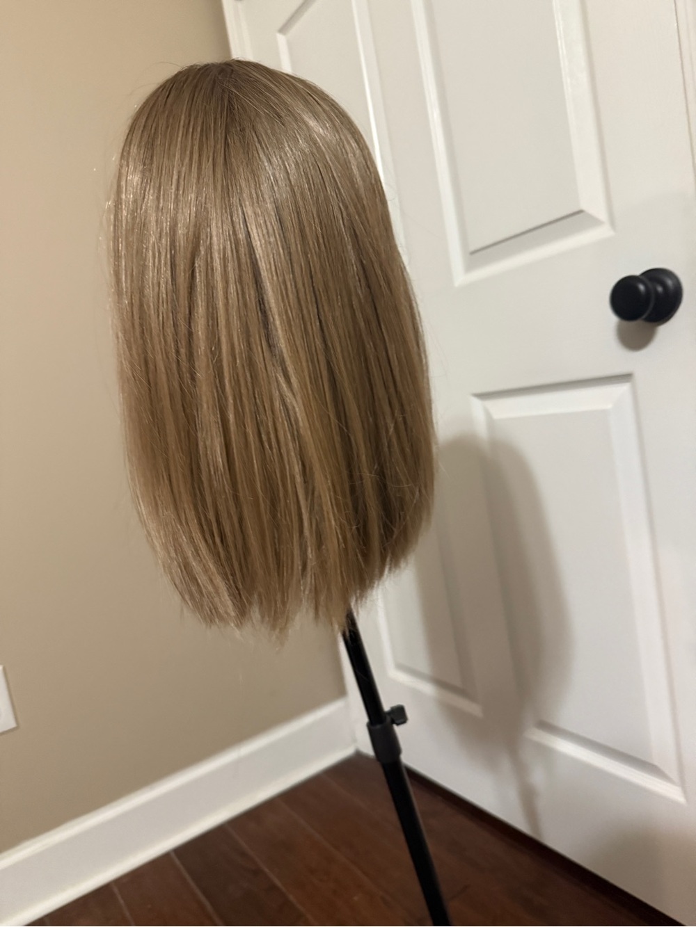 Straight Women's Wig in Light Blonde — Sleek Everyday Style - Picture 2 of 5